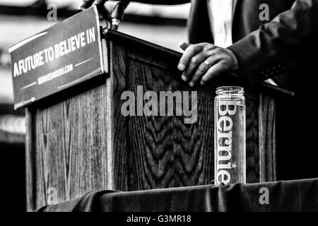 Irvine, Californie, USA. 22 mai, 2016. Candidat présidentiel BERNIE SANDERS campagnes à Irvine Meadows Amphitheatre de l'avant de la Californie 7 juin primaire. Le 22 mai 2016. Irvine, Californie © Gabriel Romero/ZUMA/Alamy Fil Live News Banque D'Images