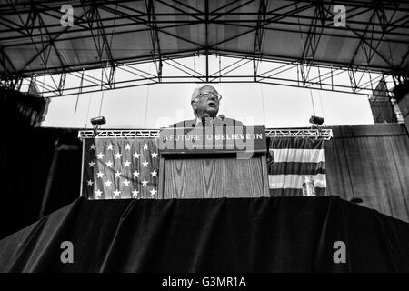 Irvine, Californie, USA. 22 mai, 2016. Candidat présidentiel BERNIE SANDERS a refusé d ''go négatif.'' il a été accusé d'être socialiste. L'un de ses plus grands arguments était au sujet d'obtenir de l'argent de la politique américaine. Le 22 mai 2016. Irvine, Californie © Gabriel Romero/ZUMA/Alamy Fil Live News Banque D'Images