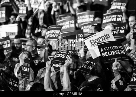 Santa Monica, Californie, USA. 7 juin, 2016. Le principal slogan de la campagne était de BERNIE SANDERS ''à croire en l'avenir.'' le 7 juin 2016. Santa Monica, Californie © Gabriel Romero/ZUMA/Alamy Fil Live News Banque D'Images