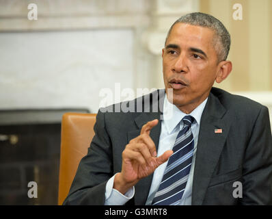 Washington DC, USA. 13 Juin, 2016. Le président des États-Unis, Barack Obama fait remarques à la presse après avoir reçu une mise à jour de l'enquête sur l'attaque à Orlando en Floride dans le bureau ovale de la Maison Blanche à Washington, DC le lundi, 13 juin 2016. Dpa : Crédit photo alliance/Alamy Live News Banque D'Images