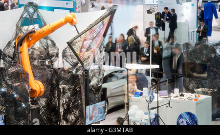 Hanovre, Allemagne. Apr 25, 2016. Un coup d'exposition montre un robot par Kuka debout dans un site web constitués de carbone sur le stand de l'Université de Stuttgart à la Hannover Messe industrial technology trade fair à Hanovre, Allemagne, 25 avril 2016. La France est cette année le pays partenaire au salon. Photo : JULIAN STRATENSCHULTE/dpa | dans le monde d'utilisation/dpa/Alamy Live News Banque D'Images