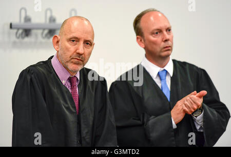 Potsdam, Allemagne. 14 Juin, 2016. Uwe Springborn (L) et Mathias Noll, les avocats du défendeur, attendre le début du procès contre Silvio S. à la cour régionale de Potsdam, près de Berlin, le 14 juin 2016. Silvio S. est soupçonné du meurtre de deux garçons, Elias et Mohamed, quatre-année-vieux réfugié bosniaque qu'il a enlevé de la motifs chaotiques de Berlin, dans le centre d'enregistrement des réfugiés principal. LaGeSo Photo : John MacDougall/dpa dpa : Crédit photo alliance/Alamy Live News Banque D'Images