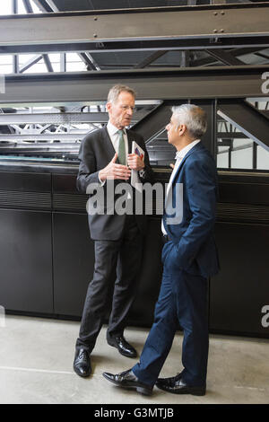 Londres, Royaume-Uni. 14 juin 2016. Sir Nicholas Serota, directeur de la Tate, musées et galeries d'art, le Khan Sadiq donne nouveau maire de Londres, un vernissage du nouveau bâtiment de la Tate Modern, la Maison de l'interrupteur, et le nouveau pont reliant les deux parties de l'immeuble. Il sera ouvert au public cette semaine. Credit : ukartpics/Alamy Live News Banque D'Images