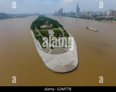 Changsha. 14 Juin, 2016. Photo prise le 14 juin 2016 montre le canal principal dans la section de Changsha Xiangjiang Rivière, le centre de la Chine, dans la province de Hunan. En raison de fortes pluies et de l'approvisionnement en eau de plus en amont, de l'eau niveau de l'Changsha Xiangjiang section a a continué d'augmenter à 31,94 mètres par 3:26 h le mardi, plus élevé que le niveau de 26,35 mètres conçu pour la kilotonne de navires. Credit : Long Hongtao/Xinhua/Alamy Live News Banque D'Images