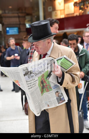 Waterloo, London, UK. 14 Juin, 2016. Une main passe à courses Ascots attend dans son chapeau haut de forme à la gare de Waterloo. Crédit : Matthieu Chattle/Alamy Live News Banque D'Images