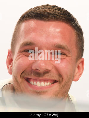 Evian, France. 14 Juin, 2016. L'Allemagne Lukas Podolski sourit lors d'une conférence de presse de l'équipe nationale de football allemande au terrain d'entraînement à côté d'équipe hotel à Evian, France, 14 juin 2016. L'UEFA EURO 2016 aura lieu du 10 juin au 10 juillet 2016 en France. Photo : Arne Dedert/dpa/Alamy Live News Banque D'Images