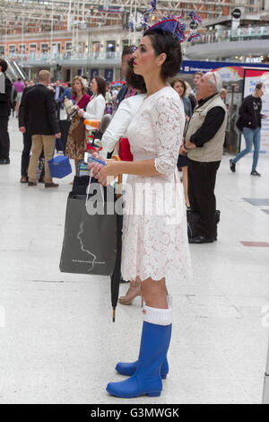 Londres, Royaume-Uni. 14 juin 2016. Racegoers préparer à voyager de la gare de Waterloo à Londres, le jour 1 de Royal Ascot Crédit : amer ghazzal/Alamy Live News Banque D'Images