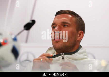 Evian, France. 14 Juin, 2016. L'Allemagne Lukas Podolski parle lors d'une conférence de presse de l'équipe nationale de football allemande au terrain d'entraînement à côté d'équipe hotel à Evian, France, 14 juin 2016. L'UEFA EURO 2016 aura lieu du 10 juin au 10 juillet 2016 en France. Photo : Christian Charisius/dpa/Alamy Live News Banque D'Images