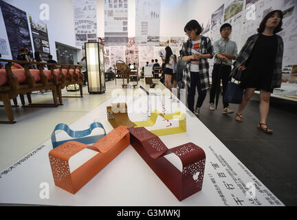 Beijing, Chine. 14 Juin, 2016. Les visiteurs Voir la conception de l'art fonctionne lors d'une exposition pour les étudiants de l'Académie des arts et design de l'Université de Tsinghua à Pékin, capitale de la Chine, le 14 juin 2016. L'exposition affiche l'obtention du diplôme de design works 197 étudiants de l'académie. Source : Xinhua/Alamy Live News Banque D'Images