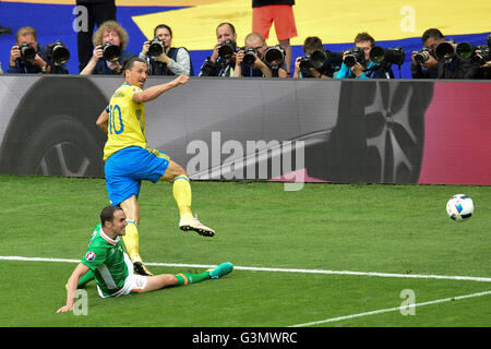 13.06.2016. St Denis, Paris, France. Championnats d'Europe de football 2016. République d'Irlande et la Suède. Zlatan Ibrahimovic (SWE) qui passe dans l'Irish box et égalise comme Clark la tête dans son propre but d'essayer d'effacer la balle 1-1 Banque D'Images