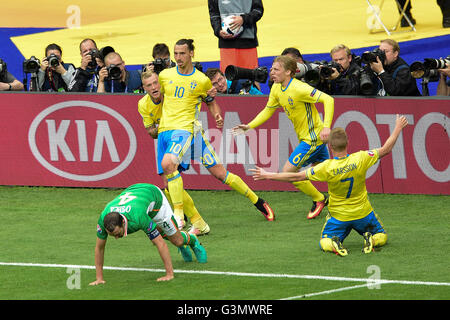 13.06.2016. St Denis, Paris, France. Championnats d'Europe de football 2016. République d'Irlande et la Suède. Zlatan Ibrahimovic (SWE) célèbre égaliseur leurs chefs comme Clark dans son propre but d'essayer d'effacer la balle 1-1 Banque D'Images