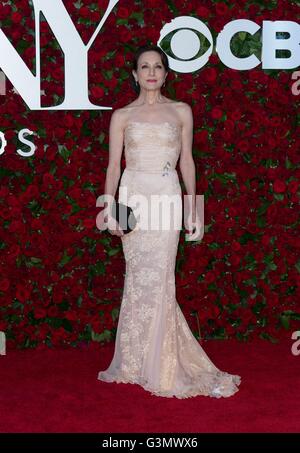 Bebe Neuwirth au 70e Congrès annuel des arrivées pour les Tony Awards 2016 - 2 des arrivées, Beacon Theater, New York, NY 12 juin 2016. Photo par : Lev Radin/Everett Collection Banque D'Images