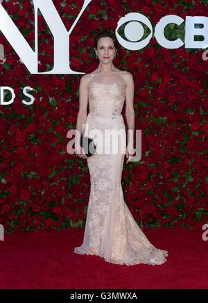 Bebe Neuwirth au 70e Congrès annuel des arrivées pour les Tony Awards 2016 - 2 des arrivées, Beacon Theater, New York, NY 12 juin 2016. Photo par : Lev Radin/Everett Collection Banque D'Images