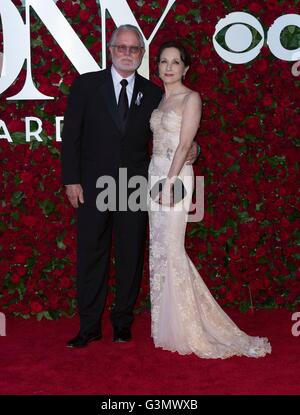 Chris Calkins, Bebe Neuwirth au 70e Congrès annuel des arrivées pour les Tony Awards 2016 - 2 des arrivées, Beacon Theater, New York, NY 12 juin 2016. Photo par : Lev Radin/Everett Collection Banque D'Images