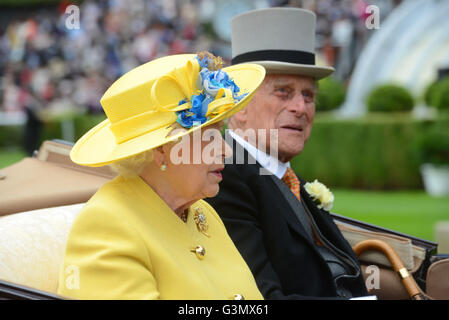 Ascot, Berkshire, Royaume-Uni. 14 Juin, 2016. Sa Majesté la Reine et le Prince Philip arrivent à Royal Ascot Hippodrome 14 Juin 2016 Crédit : John Beasley/Alamy Live News Banque D'Images