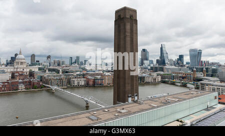 Londres, Royaume-Uni. 14 juin 2016. Une vue magnifique de la capitale sont vus depuis le niveau 10 Affichage des photos. La nouvelle Tate Modern, qui ouvre au public le 17 juin, est dévoilé lors d'un essai. Œuvres de 300 artistes internationaux sont affichées le long de la Chaufferie existante ainsi que la nouvelle Maison de l'interrupteur, la nouvelle extension de la Tate Modern, conçu par les architectes, Herzog et de Meuron. Crédit : Stephen Chung / Alamy Live News Banque D'Images