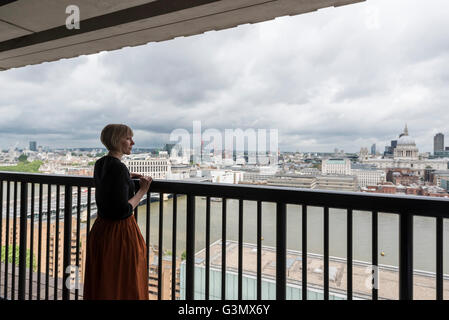 Londres, Royaume-Uni. 14 juin 2016. Une vue magnifique de la capitale sont vus depuis le niveau 10 Affichage des photos. La nouvelle Tate Modern, qui ouvre au public le 17 juin, est dévoilé lors d'un essai. Œuvres de 300 artistes internationaux sont affichées le long de la Chaufferie existante ainsi que la nouvelle Maison de l'interrupteur, la nouvelle extension de la Tate Modern, conçu par les architectes, Herzog et de Meuron. Crédit : Stephen Chung / Alamy Live News Banque D'Images