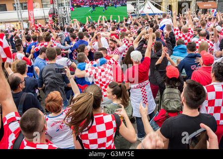 ZAGREB, CROATIE - JUIN 12 fans de football sur la place Ban Jelacic, regarder l'EURO 2016 match de la Turquie contre la Croatie Banque D'Images