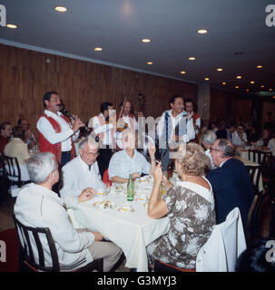 Folkloreabend mit ein ungarischer Volksmusik, Ungarn 1984. Une soirée folklorique avec la musique populaire hongroise, la Hongrie 1984. Banque D'Images