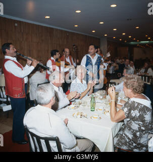 Folkloreabend mit ein ungarischer Volksmusik, Ungarn 1984. Une soirée folklorique avec la musique populaire hongroise, la Hongrie 1984. Banque D'Images