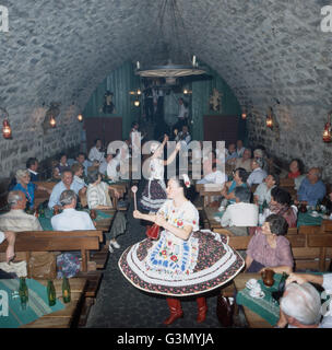 Folkloreabend mit ein ungarischer Volksmusik, Ungarn 1984. Une soirée folklorique avec la musique populaire hongroise, la Hongrie 1984. Banque D'Images