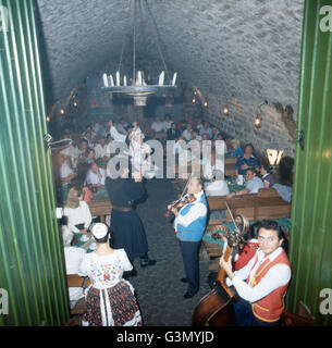 Folkloreabend mit ein ungarischer Volksmusik, Ungarn 1984. Une soirée folklorique avec la musique populaire hongroise, la Hongrie 1984. Banque D'Images