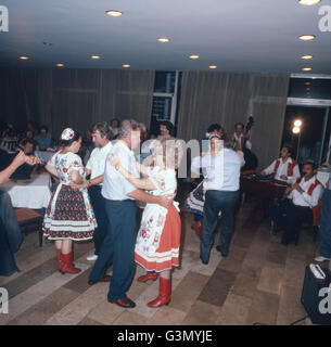 Folkloreabend mit ein ungarischer Volksmusik, Ungarn 1984. Une soirée folklorique avec la musique populaire hongroise, la Hongrie 1984. Banque D'Images