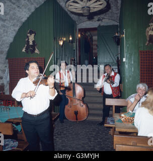 Folkloreabend mit ein ungarischer Volksmusik, Ungarn 1984. Une soirée folklorique avec la musique populaire hongroise, la Hongrie 1984. Banque D'Images