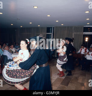 Folkloreabend mit ein ungarischer Volksmusik, Ungarn 1984. Une soirée folklorique avec la musique populaire hongroise, la Hongrie 1984. Banque D'Images