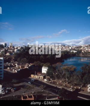 Aussicht auf lac Anosy Antananarivo suis Madagaskar auf Madagaskar, 1989. Vue sur la ville d'Antananarivo au lac Anosy sur l'île de Madagascar, Madagascar 1989. Banque D'Images