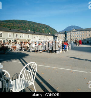 Der Salzburger Mozartplatz, Österreich 1980 er Jahre. Le Square Mozart à Salzbourg, Autriche 80. Banque D'Images