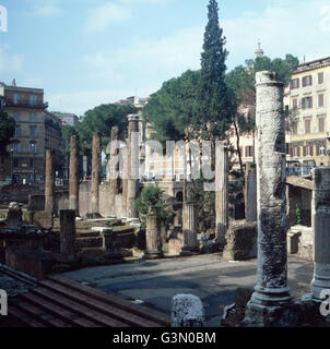 Der Largo di Torre Argentina en rom, Italien des années 1980 er Jahre. Le Largo di Torre Argentina à Rome, l'Italie des années 80. Banque D'Images