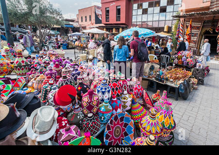 Des marchands de souvenirs dans les rues de la médina de Marrakech / Marrakech, Maroc Banque D'Images