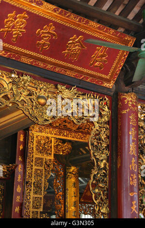 Intérieur de la pagode Tran Quoc à Hanoï (Vietnam). Banque D'Images