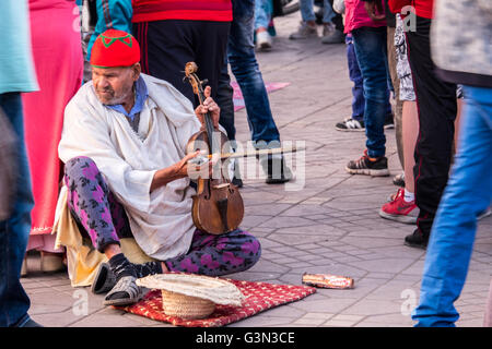 Artiste de rue en place Jamaa el Fna (Place Jemaa el-Fna, place Djema el-Fna ) la place principale dans la médina de Marrakech, Maroc Banque D'Images