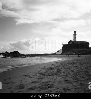 Der Leuchtturm Barra à Salvador, Brésil 1960 er Jahre. Le phare de Barra à Salvador, Brésil 1960. Banque D'Images