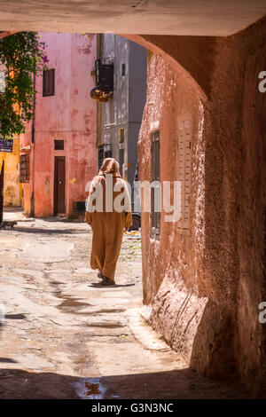 L'homme en costume traditionnel marocain dans la Médina de la ville côtière d'El Jadida, Maroc Banque D'Images