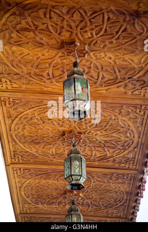 Lampes orientales pendant du plafond à Fes Banque D'Images