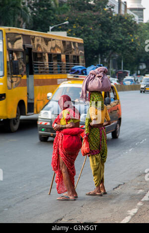 MUMBAI, INDE - Le 9 octobre 2015 : Femmes non identifiées l'exercice de pondération à Mumbai. Les gens ont réalisé l'équilibre des charges au-dessus de t Banque D'Images