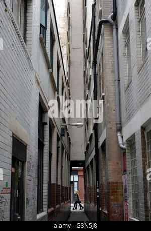 Ruelle étroite à Soho Londres avec deux personnes à la fin Banque D'Images