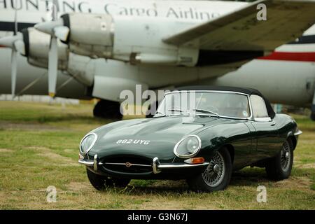 Jaguar E-type Series II garé en face d'un avion cargo à moteur à hélice Banque D'Images