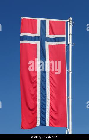 Brandir le drapeau norvégien dans le ciel Banque D'Images