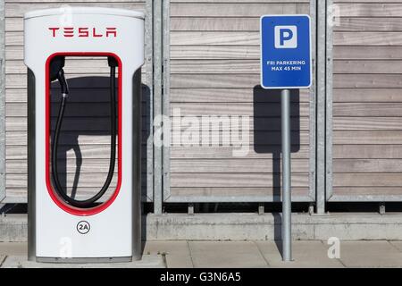 Tesla supercharger gare et parking gratuit Banque D'Images