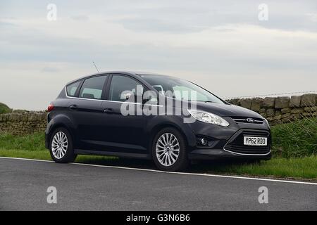 Ford CMax parqué par un mur en pierre sèche sur une route de campagne du Yorkshire Banque D'Images