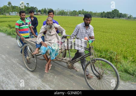 Kolkata, Inde. 06 mai, 2016. Akkel Ali, 115ans Mashaldanga Chhitmahal résident du Maddhya ? Prise par van par les membres de sa famille. ?  ? ?9 776 électeurs de l'ancienne frontière Indo-Bangladesh Chhitmahal (enclaves) qui ont le droit de voter pour la première fois le jeudi 5 mai depuis l'indépendance après une inscription formelle dans le territoire indien au 1er août, 2015. © Tanmoy Bhaduri/Pacific Press/Alamy Live News Banque D'Images