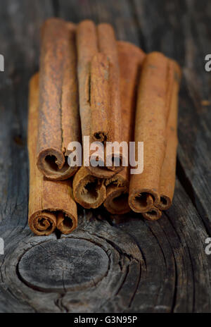 Tas de bâtons de cannelle sur table en bois Banque D'Images