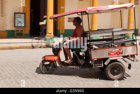 Tuk Tuk pour le transport de voyageurs à Cuba Banque D'Images