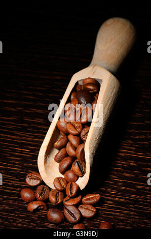 Grains de café dans un vieux scoop en bois Banque D'Images