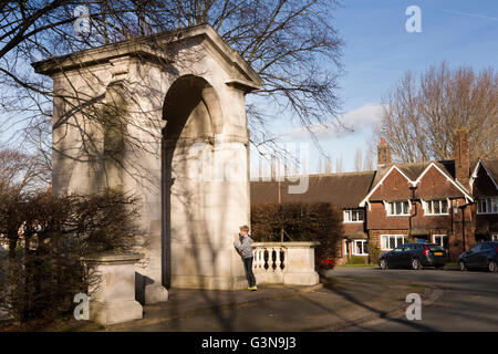 Royaume-uni, Angleterre, Wirrall, Port Sunlight, enfant à l'entrée de Hillsborough Memorial Garden Banque D'Images