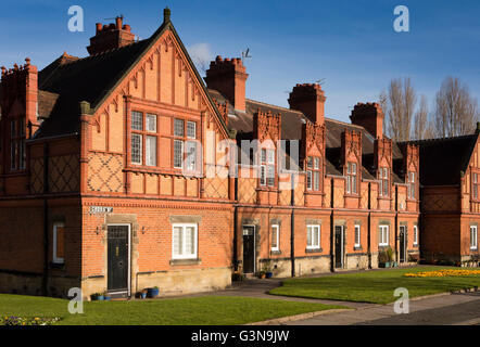Royaume-uni, Angleterre, Wirrall, Port Sunlight, Cross Street, maisons à lucarnes au-dessus de décoration brique moulée Banque D'Images